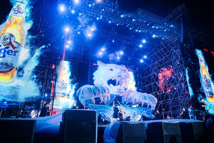 … thì ban đêm chính là khoảng thời gian để đầu cọp băng "tạo nét cực căng" với hiệu ứng âm thanh, ánh sáng chạm nóc, để hàng chục ngàn raver có thể tận hưởng 4 tiếng rave té nước trọn vẹn nhất.