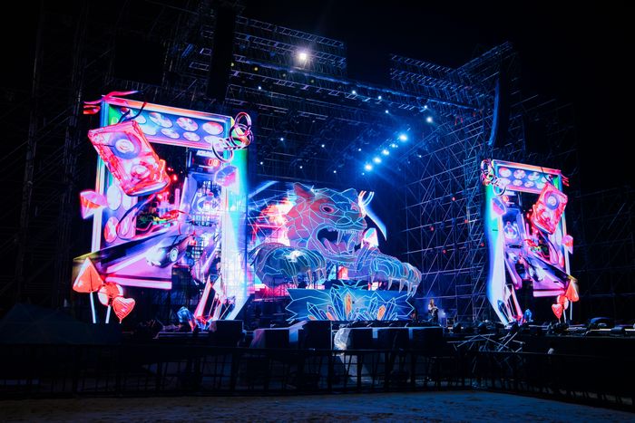 Đầu cọp Tiger Crystal Rave còn được cư dân mạng đồn đoán chính là nguồn gốc của ‘cơn bão tuyết’ sẽ càn quét raver Đà Nẵng trong thời gian tới, khi sở hữu skill “phun băng” siêu khủng, có thể đồng thời ngưng đọng cả không gian lẫn thời gian. Chi tiết thế nào thì ban tổ chức đã thẳng thắn trả lời “Hồi Rave vào ngày 3-8 sẽ rõ!”