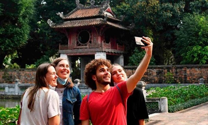 Khách quốc tế đến Việt Nam trong 7 tháng đầu năm 2024 tăng 51% so với cùng kỳ năm 2023. (Ảnh minh họa)