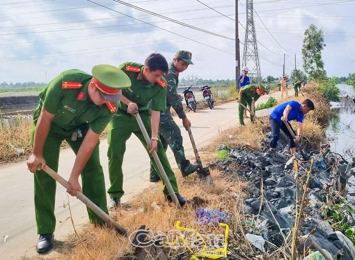 Tuổi trẻ khối LLVT huyện Thới Bình tham gia làm bờ kè lộ trong Chiến dịch “Hành quân xanh”.