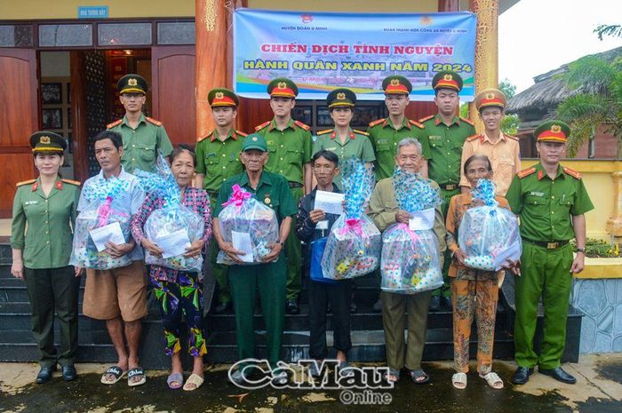 Tuổi trẻ Công an huyện U Minh phối hợp Huyện đoàn U Minh tổ chức Chiến dịch “Hành quân xanh” tại Khu di tích Nơi ở và làm việc của đồng chí Võ Văn Kiệt, Ấp 6, xã Khánh Hoà. (Trong ảnh: Ðoàn tặng quà cho các gia đình chính sách).