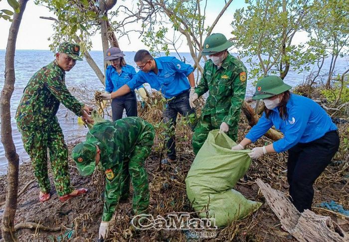 Thông qua Chiến dịch “Hành quân xanh”, tuổi trẻ huyện Phú Tân chung tay làm sạch môi trường biển.