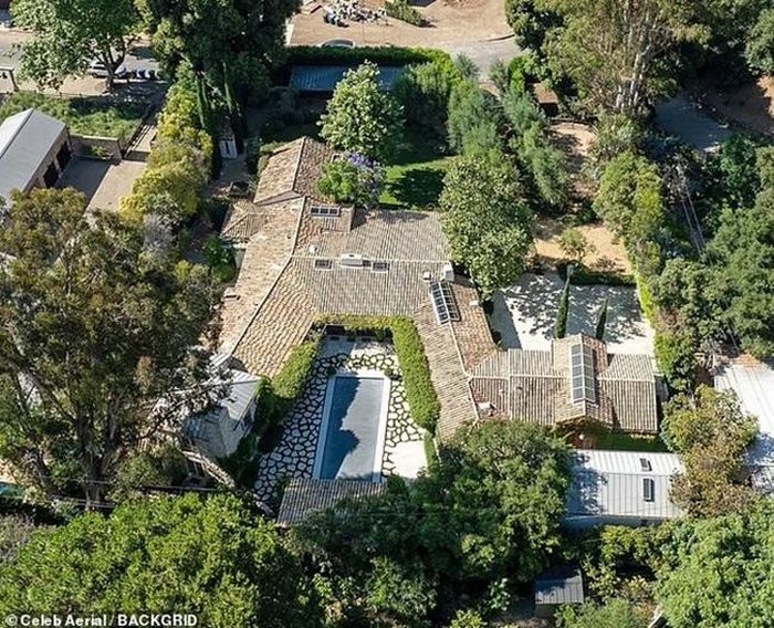 Ben Affleck đã mua biệt thự mới của mình ở Pacific Palisades (ảnh) vào ngày 24 /7 khi Jennifer Lopez tổ chức sinh nhật mà không có anh
