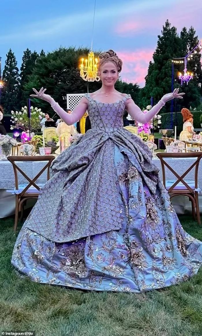 Để mừng sinh nhật của mình, Jennifer Lopez đã tổ chức tiệc sinh nhật sớm theo chủ đề hoàng gia ở Hamptons, New York vào cuối tuần qua nhưng Affleck không đến dự