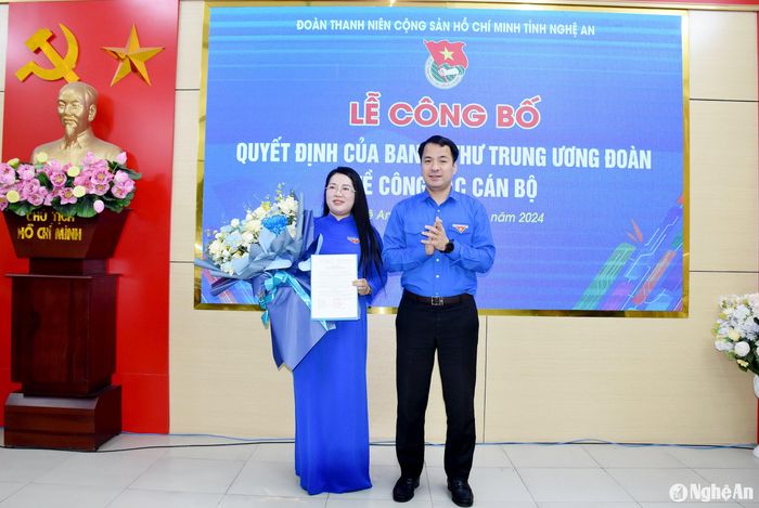 Đồng chí Ngô Văn Cương - Bí thư Ban Chấp hành Trung ương Đoàn Thanh niên Cộng sản Hồ Chí Minh trao Quyết định công nhận đồng chí Nguyễn Thị Phương Thúy giữ chức Bí thư Tỉnh đoàn Nghệ An khóa XVIII, nhiệm kỳ 2022 - 2027. Ảnh: Công Kiên