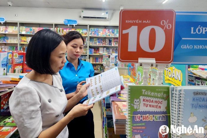 Nhiều cửa hàng thông báo giảm giá sách giáo khoa để hỗ trợ phụ huynh, học sinh trước thềm năm học mới. Ảnh: Mỹ Hà