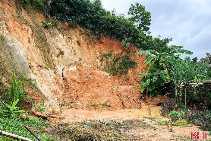  Những vết tích cũ vụ sạt lở đất năm 2023 tại chân núi Lành. 