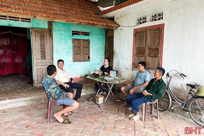  Thôn Hà cát có 12 hộ dân nằm dưới các quả đồi, vách núi dựng đứng. 