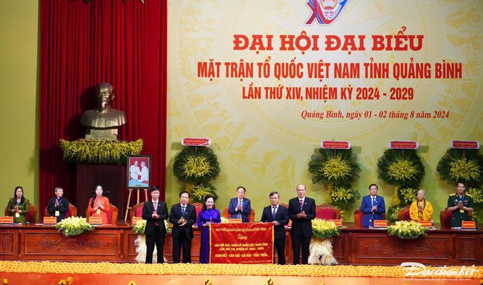 Bí thư Tỉnh ủy Quảng Bình Vũ Đại Thắng tặng Đại hội bức trướng mang dòng chữ "Đoàn kết, dân chủ, đổi mới, phát triển" để gửi gắm niền tin và kỳ vọng cho một nhiệm kỳ mới. Ảnh: X.T
