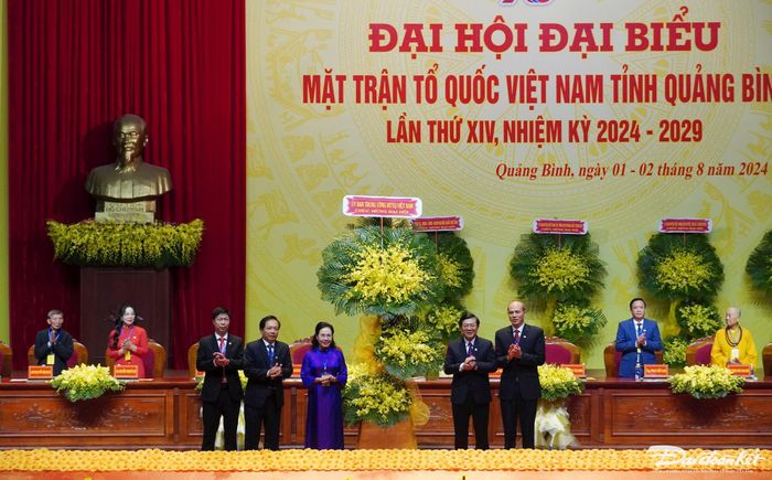 Phó Chủ tịch Nguyễn Hữu Dũng tặng Đại hội lẵng hoa. Ảnh: X.T
