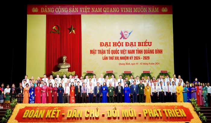 Ủy viên Ủy ban MTTQ tỉnh Quảng Bình nhiệm kỳ 2024-2029 nhận nhiệm vụ. Ảnh: X.T