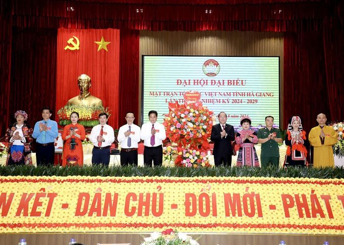Phó Chủ tịch UBTƯ MTTQ Việt Nam Hoàng Công Thủy tặng lẵng hoa chúc mừng Đại hội.