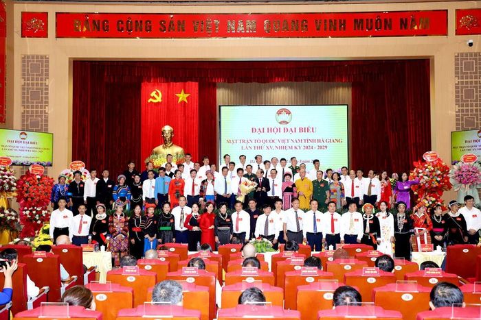 Các vị Ủy viên Ủy ban MTTQ tỉnh khóa XV ra mắt Đại hội.