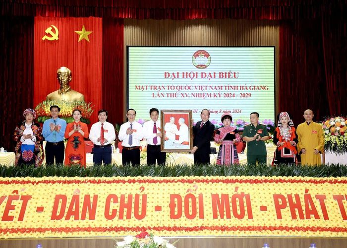 Phó Chủ tịch UBTƯ MTTQ Việt Nam Hoàng Công Thủy tặng Đại hội bức ảnh "Bác Hồ với Bác Tôn"