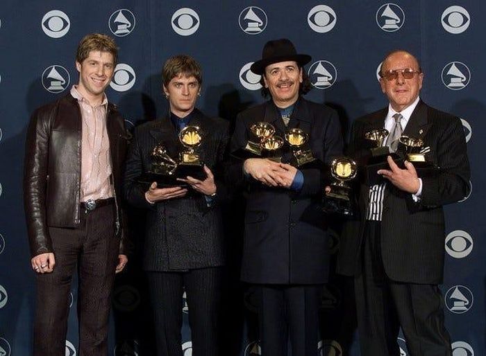 (Từ trái qua) Itaal Shur, Rob Thomas, Carlos Santana và Clive Davis nhận mưa giải thưởng tại Grammy 2000
