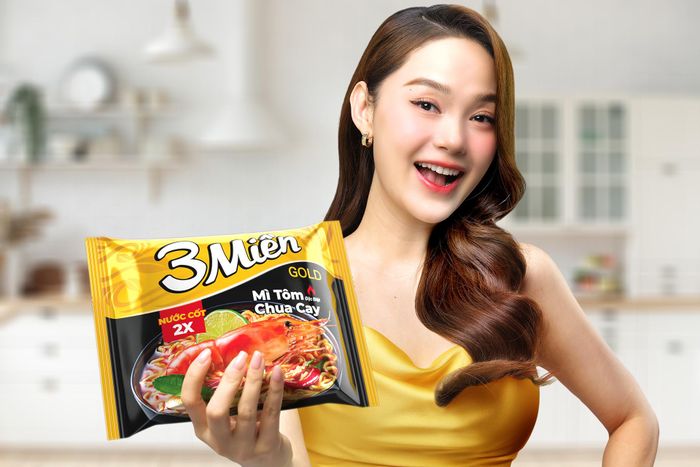 Minh Hằng mê đắm hương vị mì 3 Miền Tôm Chua Cay Đặc Biệt
