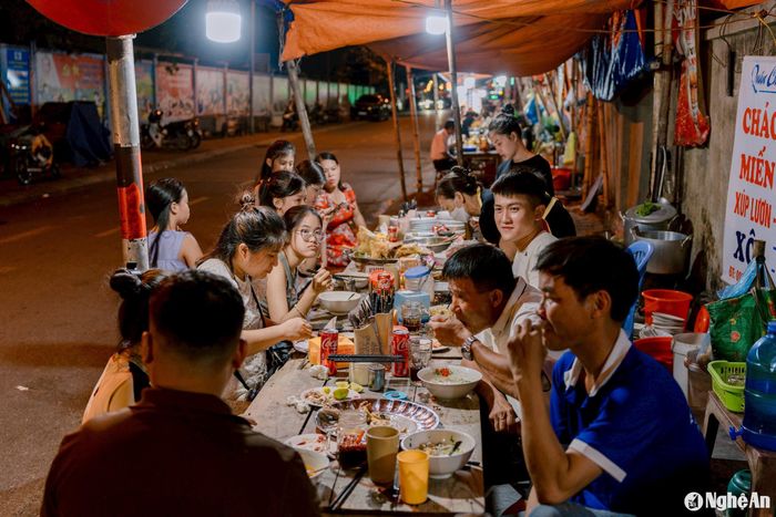 Cùng với phố ẩm thực đêm Thành cổ Vinh, khu ẩm thực đêm ở đường Hồ Sỹ Dương cũng hấp dẫn nhiều thực khách. Món ăn phổ biến ở đây là xôi, cháo gà, cháo lươn, miến ngan. Tuyến đường này nằm ở trung tâm thành phố nên được nhiều thực khách lựa chọn khi có nhu cầu ăn uống vào ban đêm. Ảnh: Nguyễn Đạo