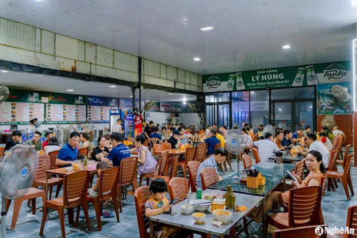Những ki ốt được lắp đặt đồng bộ, hạ tầng được chỉnh trang, mang lại cảm giác khá thoải mái khi thưởng thức các món ẩm thực. Ảnh: Nguyễn Đạo