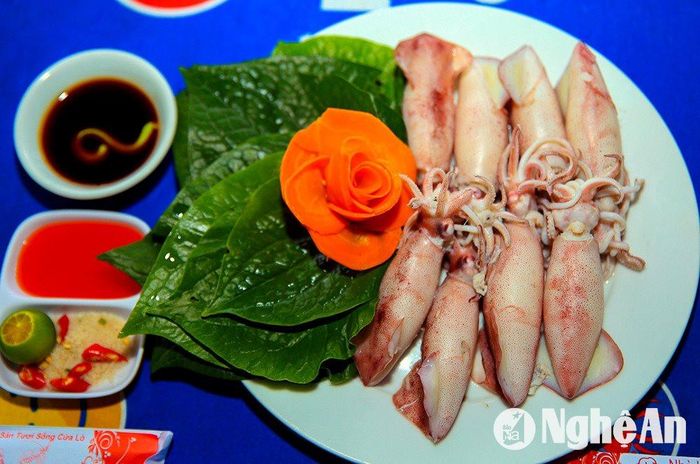 Một số nhà hàng còn có món mực (hấp, xào, nướng) để phục vụ nhu cầu của thực khách. Ảnh: Nguyễn Đạo
