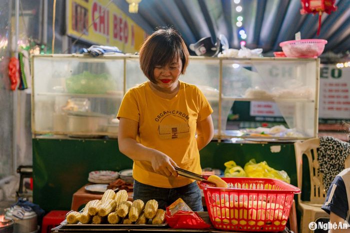 Phố ẩm thực đêm Thành cổ Vinh còn có một số quán phục vụ các món nướng (ngô, khoai, xúc xích) và bánh tráng, nem chua, hoa quả lắc, mang đến không khí và trải nghiệm đa dạng cho thực khách. Những món nướng vỉa hè luôn có sức hấp dẫn, cuốn hút cho những nhóm thực khách trẻ tuổi. Ảnh: Nguyễn Đạo