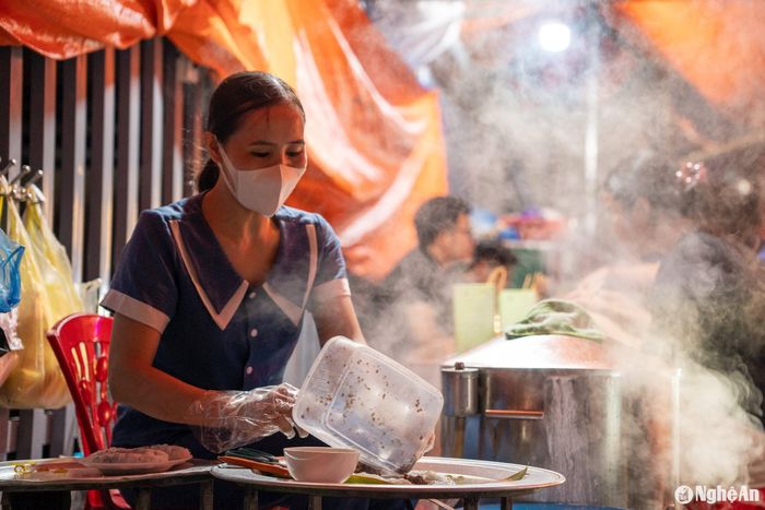Ngoài ra, ở thành phố Vinh còn có nhiều khu vực kinh doanh ẩm thực đêm, trong đó có tuyến đường Bạch Liêu (bên cạnh Trường Đại học Vinh). Các món ăn phổ biến ở khu vực này là xôi, bánh mướt và hủ tiếu. Những ngày cuối tuần, các khu vực kinh doanh ẩm thực đêm ở thành phố Vinh đón hàng nghìn lượt thực khách. Thành phố đã và đang tiếp tục chỉnh trang cho phố ẩm thực và các tuyến phố thêm phần hấp dẫn, sầm uất hơn, góp phần vào sự phát triển kinh tế đêm. Ảnh: Nguyễn Đạo