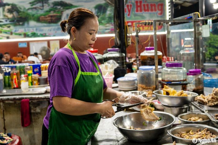 Các món ăn ở phố ẩm thực đêm Thành cổ Vinh rất phong phú. Ảnh: Nguyễn Đạo