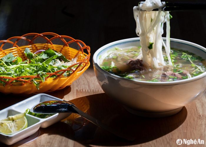 Phở cũng là món ăn được du khách lựa chọn tại các điểm kinh doanh ẩm thực đêm ở thành phố Vinh. Ảnh: Nguyễn Đạo