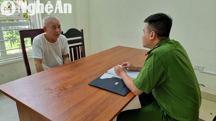 Đối tượng Lương Văn Sỏn tại cơ quan công an. Ảnh: Văn Hậu