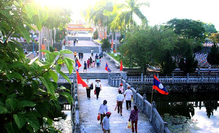 Người dân đến thăm viếng tại Nghĩa trang liệt sĩ Quốc tế Việt – Lào. Ảnh: TL