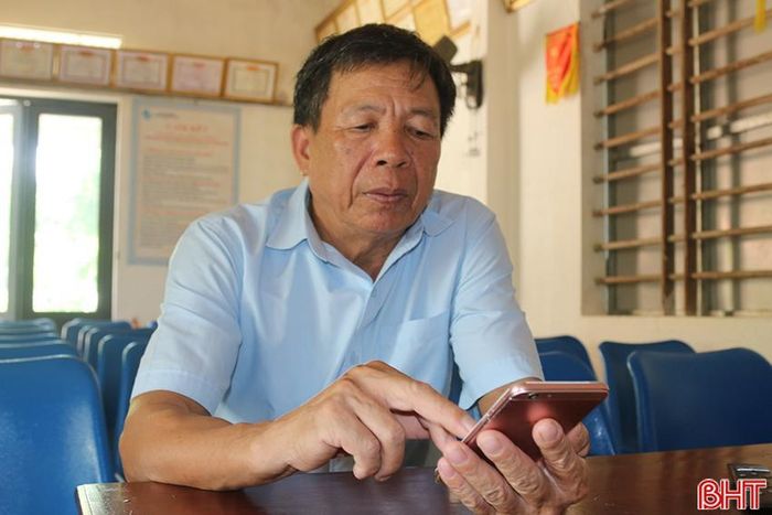 Việc sử dụng thành thạo máy tính, điện thoại, ti vi thông minh giúp ông Đài dễ dàng quản lý công việc của thôn.