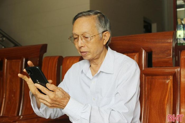 Ở tuổi 76, ông Trần Vũ Ba vẫn thường xuyên sử dụng điện thoại thông minh để liên hệ với người thân, bạn bè và xem tin tức, đọc báo…