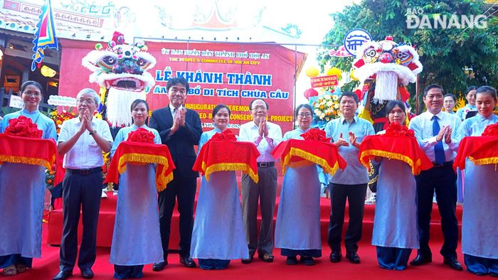 Các đại biểu cắt băng khánh thành dự án Tu bổ di tích Chùa Cầu. Ảnh: XUÂN SƠN