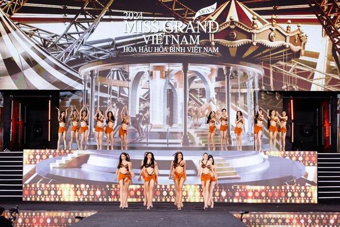 Màn diễn bikini của Top 20 thí sinh