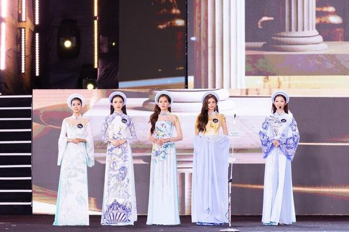 Dàn thí sinh Top 10 thuyết trình về hòa bình