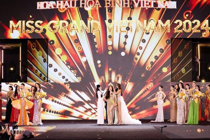 Thạc sĩ Phạm Kim Dung - Chủ tịch Miss Grand Vietnam và Hoa hậu Lê Hoàng Phương (phải) trao vương miện cho Tân Hoa hậu Võ Lê Quế Anh