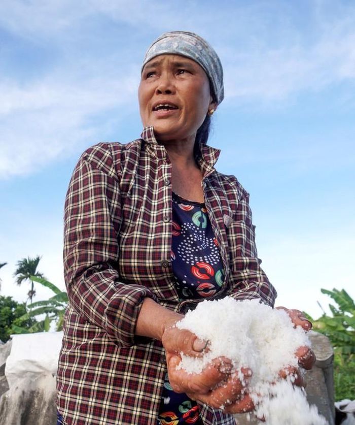 Bà Phạm Thị Uôm, một hộ dân Bàng La giữ nghề cùng con dâu, hôm ấy thu được khoảng 1 tạ muối