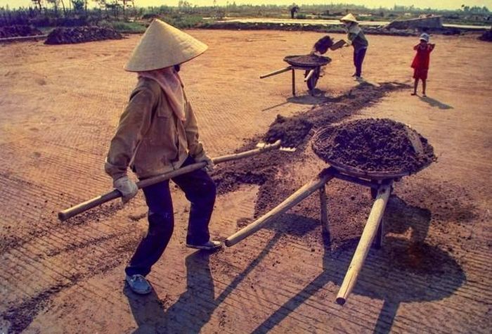 Chiếc xe cút kít đóng bằng gỗ của diêm dân Bàng La năm 1996