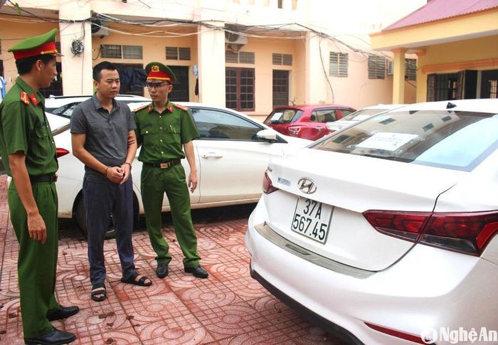 Công an huyện Quỳnh Lưu làm việc với đối tượng Đậu Đức Bằng về quá trình mua bán xe ô tô của các cơ sở cho thuê xe. Ảnh tư liệu Hồng Ngọc