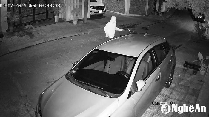 Đối tượng khả nghi phá xe trên tuyến đường Cao Huy Đỉnh ( TP Vinh) do camera giám sát của người dân ghi lại được. Ảnh: CSCC