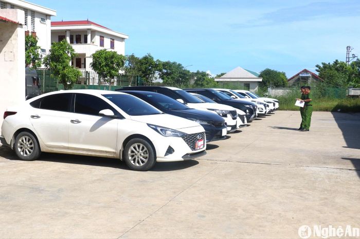 Văn phòng Cơ quan CSĐT Công an tỉnh đã thu giữ 13 chiếc xe ô tô mà Trần Thị H. đã mang đi cầm cố. Ảnh tư liệu Văn Hậu