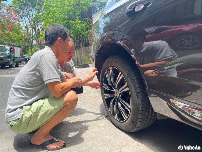 Một bên lốp xe ô tô của người dân trú tại nhà số 7, đường Cao Huy Đỉnh, khối 15, phường Trường Thi (TP. Vinh) bị chọc thủng vào rạng sáng 3/7. Ảnh tư liệu Tiến Đông