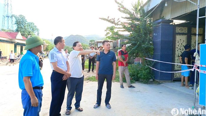 Lãnh đạo huyện Quỳ Hợp đã vào hiện trường kiểm tra và lập biên bản sự việc. Ảnh: Phan Giang