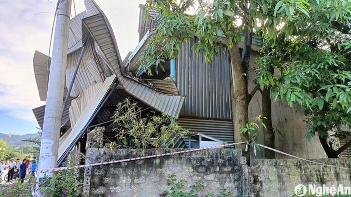 Mái via đổ xuống kéo sập phần mái tôn phía bên dưới của ngôi nhà. Ảnh: Phan Giang