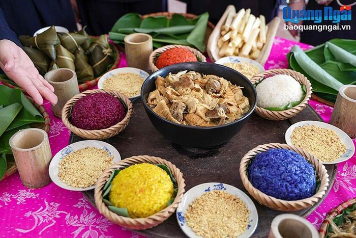 Đồng bào dân tộc Tày đã sử dụng các loại cây trong vườn nhà để để tạo nên xôi ngũ sắc. Không chỉ ngon miệng, đẹp mắt, món ăn này còn mang nhiều ý nghĩa sâu sắc