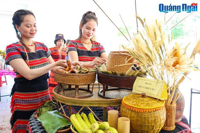Nghệ nhân của đoàn Thừa Thiên Huế chuẩn bị các món ăn truyền thống