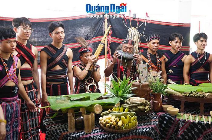 Già làng Alăng Minh (thứ 4 từ phải sang), đến từ đoàn Quảng Nam cho biết, đến với hội thi lần này, chúng tôi đem đến các món ăn như: Cơm lam, ốc đá, cá suối, bánh sừng trâu, sắn nướng ống tre... Đây đều là những món ăn gắn liền với cuộc sống của người đồng bào Cơ Tu