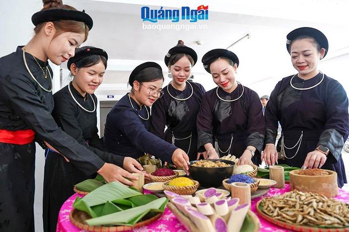 Mâm cơm truyền thống của người Tày (Thái Nguyên)
