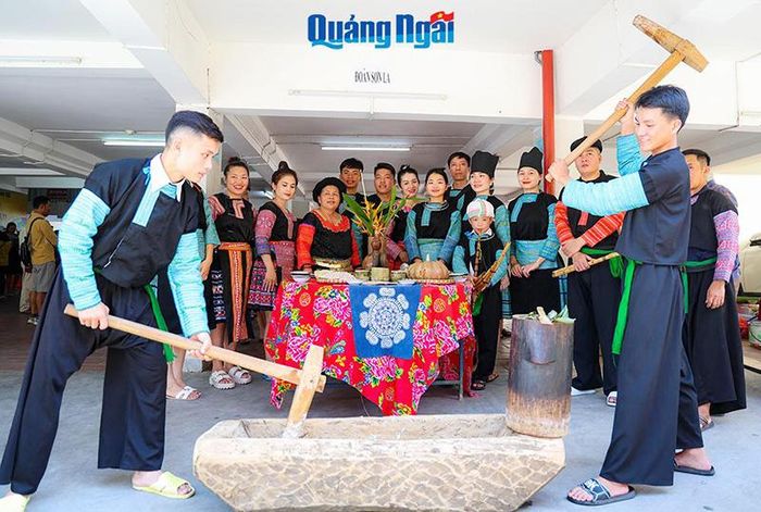 Bà Mùa Thị Máy (63 tuổi) đến từ đoàn Sơn La bày tỏ, đây là lần đầu tiên tôi đến với Quảng Ngãi, cũng là lần đầu được tham gia hội thi này. Tôi cảm thấy hội thi rất sôi nổi, ý nghĩa, các dân tộc anh em có cơ hội được giao lưu, hiểu biết về nhau nhiều hơn. Đến với hội thi, đoàn chúng tôi mang đến những món ăn đậm đà bản sắc và mang hương vị riêng của dân tộc Mông như thắng cố, gà đen, lợn bản treo gác bếp, cải mèo xào, bánh được làm từ gạo nếp tan giã nhuyễn...