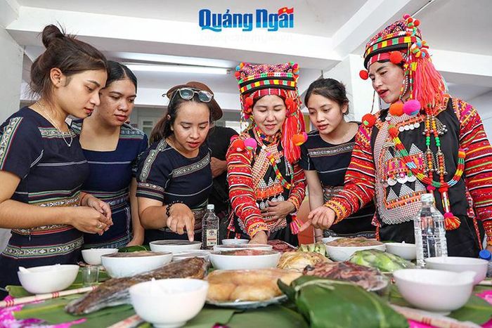 Các thành viên đến từ đoàn Lai Châu giới thiệu ẩm thực của người đồng bào dân tộc Hà Nhì cho đoàn Lâm Đồng. Chị Ka Thành Lan, người dân tộc K'Ho (thứ 3 từ trái sang) đến từ đoàn Lâm Đồng chia sẻ, hội thi ẩm thực lần này là dịp để món ăn truyền thống các dân tộc được quảng bá, giới thiệu đến du khách. Qua đó, góp phần bảo tồn, giữ gìn và phát huy giá trị ẩm thực truyền thống của dân tộc thiểu số gắn với phát triển du lịch