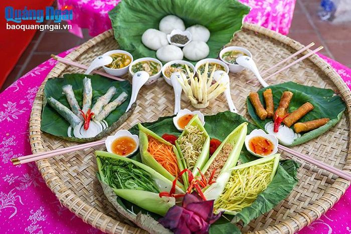 Mâm cơm truyền thống được hoàn thiện qua bàn tay khéo léo của các nghệ nhân